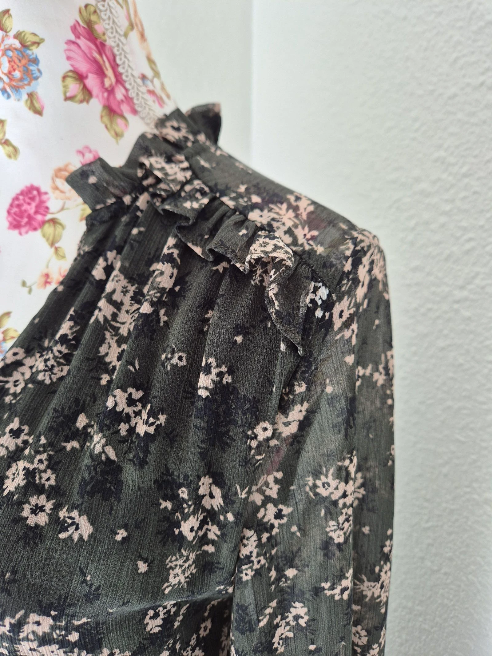 🌸 Vestido Zara floral cáqui P – seda fluida – mangas compridas – gola de babado – cinto – estilo boêmio chique – photo 3